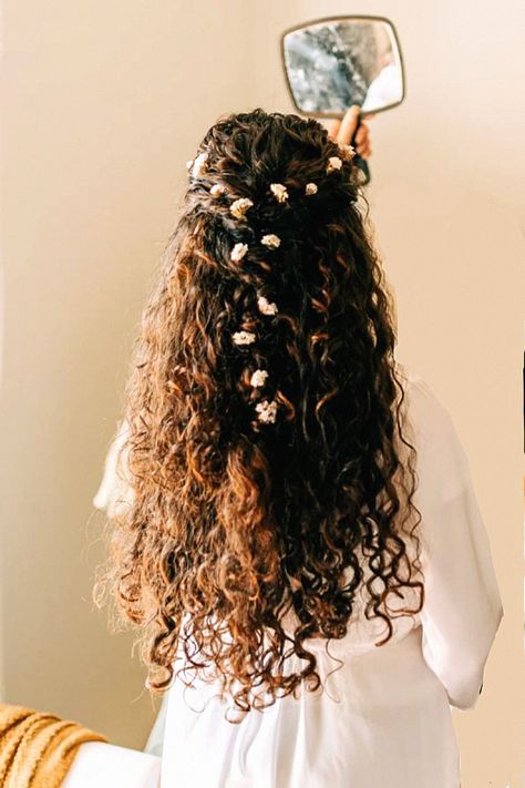 Another bridal hairdo could be absolutely gorgeous for any bride with natural curls. I love capturing this one for bridal imagery. Keep this curly inspo to your bridal board. Wedding Hair Curly Natural, Curly Hair With Flowers, Curly Hair Bride With Veil, Bridal Hair Accessories Curly Hair, Curly Floral Wedding Hair, Curly Hair Bride Hairstyles, Curly Hair Veil Brides, Natural Curls Wedding Hair, Curly Hair Bridal Hairstyles