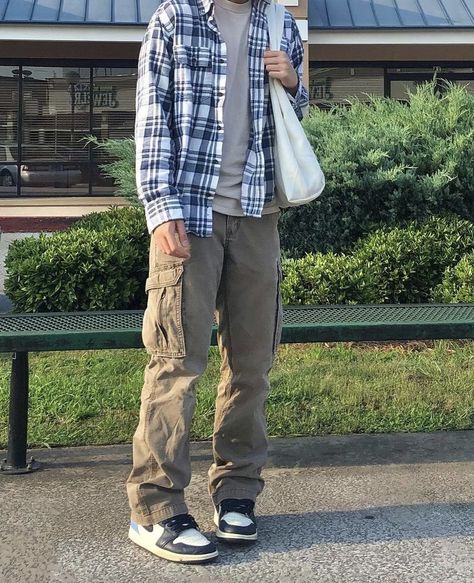 Cargo Pants Vintage Outfit, Cargos And Flannel Outfit, Cargo And Flannel Outfit, Flannel With Cargo Pants, Y2k Boys Fashion, Casual Cargo Pants Outfit, Green Cargo Pants Outfit Men, Gray Cargo Pants Outfit, Masc Outfit Ideas