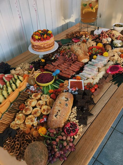 Grazing table Small Grazing Table, Table Food Ideas, Party Snack Table, Food Table Decorations, Buffet Ideas, Party Food Buffet, Grazing Table, Charcuterie Cheese, Table Food