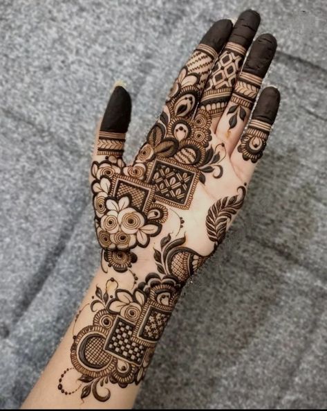 Discover the beauty of mehndi tattoo designs that are both intricate and elegant. Perfect for any celebration, these henna patterns range from simple to elaborate, catering to all tastes. Add a touch of tradition to your modern style with unique and captivating mehndi tattoos. Whether for a wedding or a festival, these designs are sure to impress. #simplemehndi #easymehndi #mehndidesigns #mehndicorner Front Mehndi Design, मेहंदी डिजाइन, Henna Tattoo Designs Hand, Simple Henna Tattoo, Latest Henna Designs, Mehndi Designs For Kids, Simple Mehndi Designs Fingers, Very Simple Mehndi Designs, Full Mehndi Designs