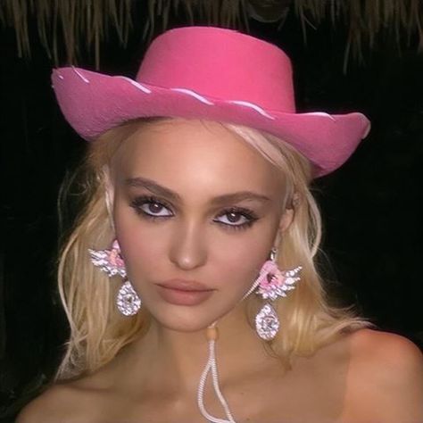 Lily Rose Depp 🕊 (@lilysrose_depp) • Instagram photos and videos Pink Cowgirl Aesthetic, Pink Cowboy Hat, Pink Cowboy, Pink Model, Pink Birthday Party, Clubbing Aesthetic, Cowgirl Aesthetic, Cowgirl Costume, Pink Cowgirl