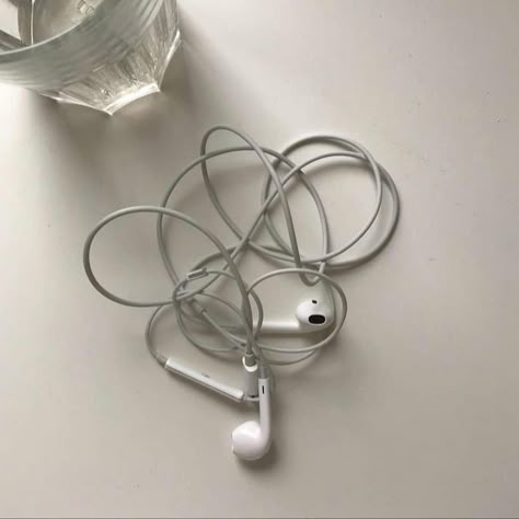 Apple Earpods, Ear Buds, Mood And Tone, Gray Aesthetic, Beating Heart, Wired Headphones, Phone Calls, Foto Ideas Instagram, School Essentials