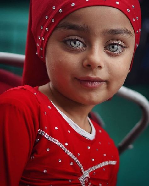 Beautiful Eyes Color, Steve Mccurry, Most Beautiful Eyes, Street Portrait, Brown Eyeshadow, Stunning Eyes, Portrait Images, Interesting Faces, Pretty Eyes