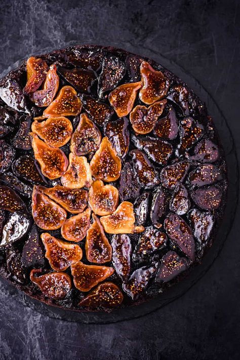 Boozy Chocolate & Caramelized Dried Fig Upside-Down Chocolate Cake; Brandy soaked dried figs, boozy chocolate cake and gooey caramel… LET’S DO THIS! #figcake #driedfigcake #upsidedowncake Yule Party, Sweet Brunch Recipes, Dried Fig Recipes, Eating Seasonally, Dried Fig, Sweet Brunch, Boozy Chocolate, Cookie Recipes For Kids, Fig Cake