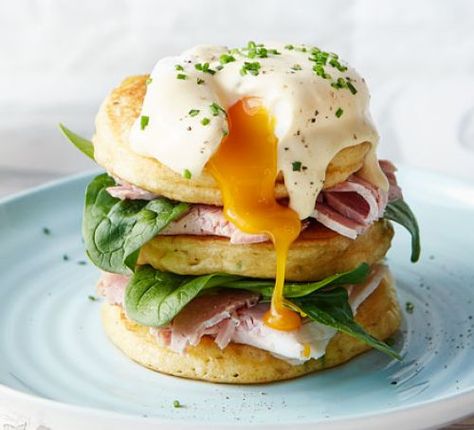 Eggs Benedict pancakes Salty Pancakes, Pancake Fillings, Savoury Pancake Recipe, Pancake Ideas, Fried Butter, Brunch Pancakes, Egg Benedict, Salmon Spices, Pancake Toppings