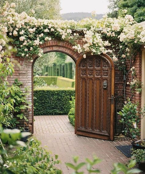 Victoria Magazine, Casas Coloniales, Design Lab, Garden Gates, Dream House Decor, Dream Garden, Dream Home Design, Decoration Design, My Dream Home