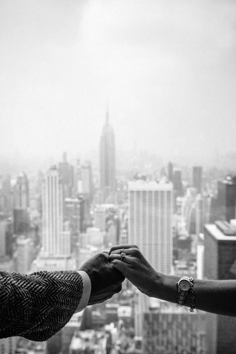 Proposal In New York, Engagement Photos In New York, Nyc Skyline Engagement Photos, Engagement Photos In Nyc, Engagement New York, Proposal New York, Self Engagement Photos, New York City Couple Pictures, New York City Wedding Aesthetic