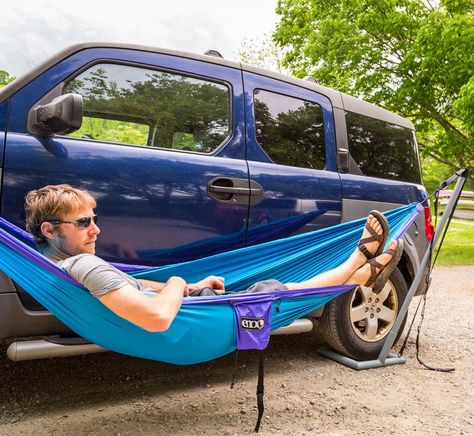 Roadie Hammock Stand Uses Your Car To Hold Up a Hammock Aksesoris Jeep, Hammock Ideas, Vw T3 Doka, Eno Hammock, Backpacking Hammock, Kangoo Camper, 1000 Lifehacks, Kombi Motorhome, Diy Hammock