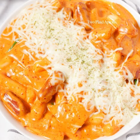 Rose Tteokbokki Rose Tokbokki, Rose Toppoki, Rose Tteokbokki, Tteokbokki Recipe, Honey Garlic Chicken Wings, Plaid Apron, Korean Rice Cake, Kimchi Recipe, Weekday Meals