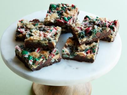 Easy Holiday Treats, Christmas Candies, Best Christmas Cookie Recipe, Magic Bars, Chocolate Graham Crackers, Easy Bake, Rainbow Cookies, Best Christmas Cookies, Eagle Brand