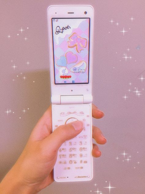 Docomo Flip Phone, Japanese Cell Phones, Flip Phone Aesthetic, Phone Obsession, Y2k Phone, Retro Gadgets, Retro Phone, Vintage Phones, 2000s Aesthetic