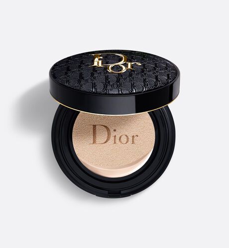 Dior Cushion, Asian Skin Tone, Forever Foundation, Dior Forever, Fotografi Vintage, Cushion Foundation, Christian Dior Fashion, Neutral Undertones, High End Makeup