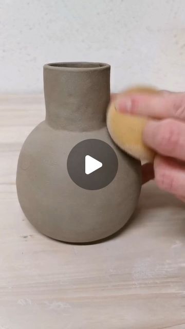 Pinch Vase Pottery, Pinch Pot Vase Ideas, Slab Vase Ceramics, Hand Built Pottery Vase, Hand Built Ceramic Vase, Ceramics Vase Ideas, Pinching Pottery, Diy Pottery Ideas, Pot Argile