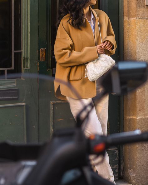 Beige short cocoon jacket and Bottega Veneta raffia white mini pouch in Barcelona / Style and travel by Van Le - FOREVERVANNY.com Bottega Mini Pouch Outfit, Padded Cassette Bag Outfit, Bottega Pouch Outfit, Bottega Veneta Mini Pouch Outfit, Bottega Mini Pouch, Pouch Outfit, Barcelona Beige, White Bag Outfit, Bottega Pouch