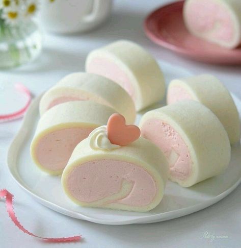 Aesthetic Roll Cake, Cute Things Aesthetic, Sweets Aesthetic, Cream Roll, White Food, Pretty Dessert, Cute Baking, Strawberry Cream, Swiss Roll