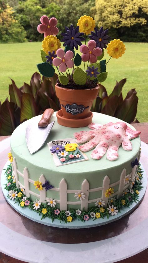 Birthday Cake For Gardeners, Flower Pot Birthday Cake, Gardening Cake Ideas, Gardeners Cake Ideas, Garden Theme Cake Ideas, Gardening Birthday Cake, Garden Birthday Cake Ideas, Gardening Cakes For Women, Garden Cake Design