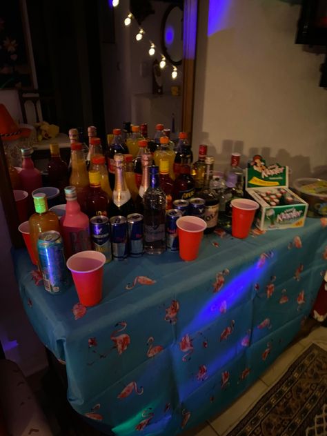 friendgroup aesthetic, party aesthetih, party alcohol House Party Inspiration, Pre Party Aesthetic, Party Drinks Aesthetic, Liquor Table, Friendgroup Aesthetic, Drunk Friends, Drinks Aesthetic, Aesthetic Party, Pre Party