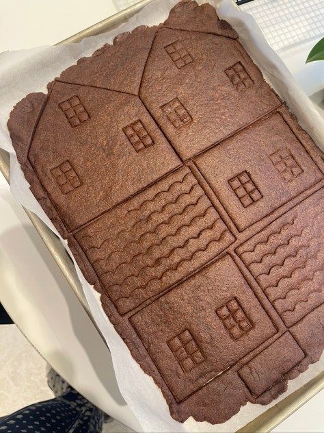 Chocolate House Christmas, Sugar Cookie House Christmas, Sugar Cookie Gingerbread House, Sugar Cookie House Recipe, Cookie House Recipe, Chocolate Gingerbread House, Sugar Cookie House, Diy Sugar Cookies, Chocolate Gingerbread Cookies