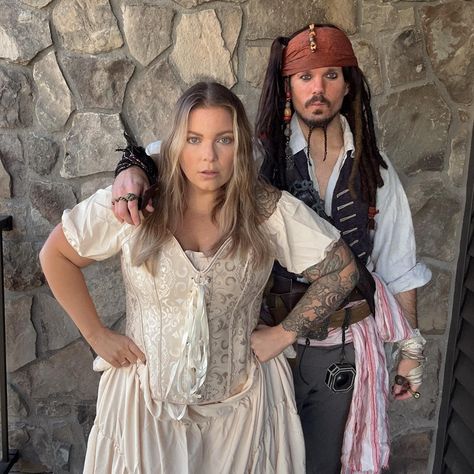 Jack Sparrow Couple Costume, Pirates Of The Caribbean Couple Costume, Couple Halloween Costumes Pirates Of The Carribean, Curvy Halloween Costumes, Jack Sparrow And Elizabeth Costumes, Halloween Interracial Couple Costumes, Couples Costumes Interracial, Elizabeth Swann, Duo Costumes