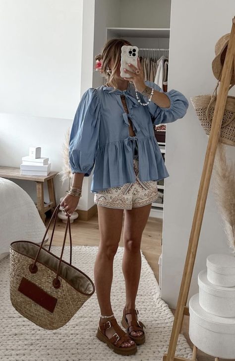 Netherlands Summer Outfits, Venice Summer Outfit, Cruise Outfit Inspo For Women, Colorful Summer Outfits 2024, Casual Florida Vacation Outfits, Resort 2025 Fashion Trends, What To Wear In Greece In June, Coastal Casual Outfit, Casual Lunch Outfit Summer