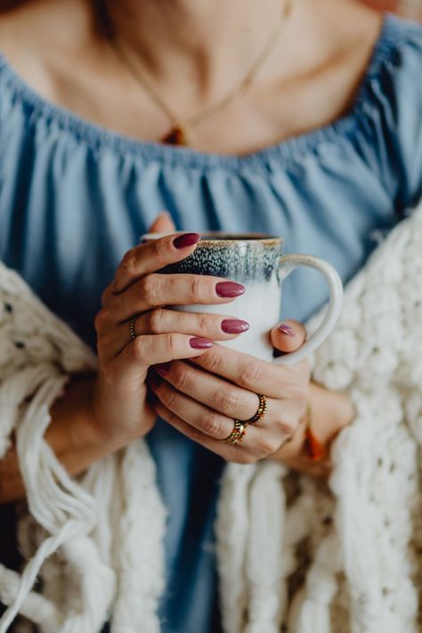 Fall Brand Photoshoot, Autumn Lifestyle Photography, Scarf Photoshoot Ideas, Autumn Photoshoot Ideas Inspiration, Popular Fall Nail Colors, Tea Photoshoot, Cozy Photoshoot, Deep Red Nail Polish, Autumn Outdoors