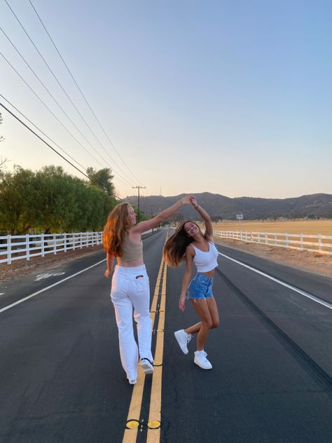 Cute Photos Friends, Picture Idea With Best Friend, Picture Ideas For Two Friends, Middle Of Street Photoshoot, Best Friend Picture Aesthetic, Cute Pics With Best Friend, Photo Inspo With Bestie, Talk And Short Best Friend Pictures, Friend Pic Inspo Aesthetic