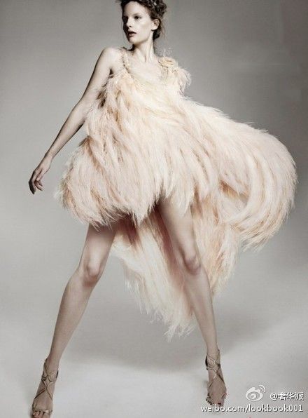 Dress Fashion Editorial, Costumes Design, Mode Pastel, Feather Fashion, Soft Dress, Feather Dress, Fashion Editorial, Dress Fashion, Couture Fashion