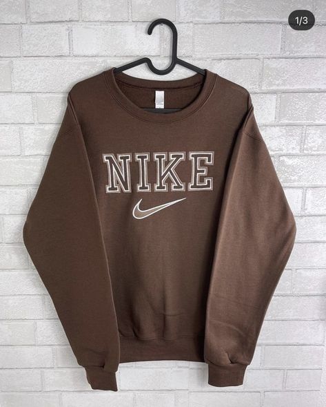 made by: thriftingpdxcustoms on instagram Pull Nike Vintage, Nike Custom Sweatshirts, Pull Nike, Nike Stuff, Nike Jumper, Vintage Nike Sweatshirt, Stylish Hoodies, Trendy Hoodies, Custom Nike