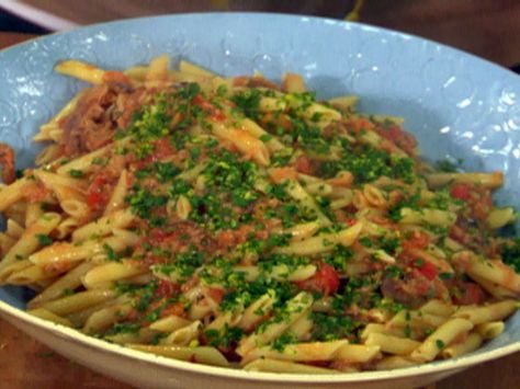 Tuna Puttanesca recipe from Rachael Ray via Food Network Tuna Puttanesca, Puttanesca Recipe, Pasta Puttanesca, Rachel Ray, Vegetarian Pasta, Main Course Recipes, Rachael Ray, Fish Dishes, Flavorful Recipes