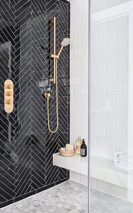 Black herringbone tile with brass fixtures Black Herringbone Tile, Drømme Bad, Black And White Tile, Bad Inspiration, Herringbone Tile, Interior Modern, Bath Room, The Shower, Bath Remodel