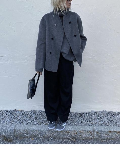 Short Grey Jacket Outfit, Short Grey Coat Outfit, Gray Oversized Coat Outfit, Casual Oversized Gray Outerwear, Oversized Gray Outerwear With Buttons, Grey Coat Aesthetic, Gray Wool Coat Short, Wool Jacket Outfit, Short Coat Outfit