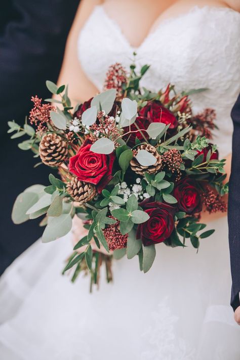 Winter Wedding Bouquet Evergreen Cascading, Pinecone Bouquet, Winter Christmas Wedding, Cranberry Wedding, Christmas Wedding Bouquets, Christmas Wedding Inspiration, Red Bouquet Wedding, Winter Wedding Bouquet, Christmas Bouquet