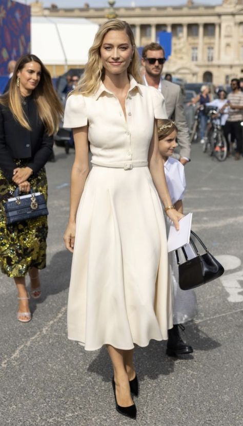 Timeless Dresses Classy, Bossy Outfit, Undercover Princess, Parisian Summer Style, Modern Royalty, Style Inspiration Spring Summer, Beatrice Borromeo, Spring Outfits Dresses, Romantic Outfit