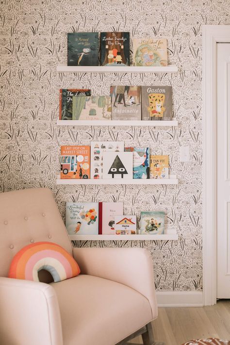 Reading Corner Kids, Baby Room Shelves, Reading Nook Kids, Nursery Book, Trendy Baby Nursery, Reading Nooks, Kids Room Organization, Bookshelves Diy, Trendy Bedroom