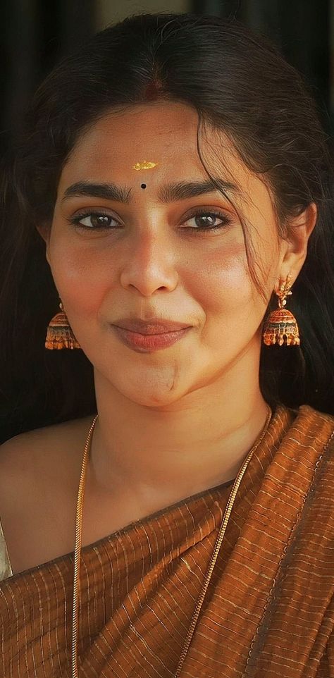 Aishwarya Lakshmi Photos, Deepika Padukone Makeup, Aishwarya Lakshmi, Aishwarya Lekshmi, Lakshmi Photos, Actors Illustration, Actress Pics, Temple Jewellery, India Beauty