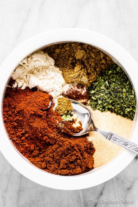 PIN TO SAVE! Homemade taco seasoning is quick and easy to make and you probably have all the ingredients you need in your kitchen pantry right now. It's a perfectly balanced seasoning that is delicious on tacos, burritos, chicken, rice, and more. #theendlessmeal #tacoseasoning #homemadetacoseasoning #tacospice #tacos #taco #mexican #texmex #burritos #sugarfree Burritos Chicken, Taco Seasoning Easy, Make Taco Seasoning, Taco Mexican, Favorite Chili Recipe, Taco Spice, Chicken Tacos Crockpot, Taco Seasoning Packet, Tacos Burritos