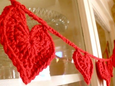 Crochet Heart Garland, Free Heart Crochet Pattern, Crocheted Hearts, Crocheted Heart, Valentine Garland, Crochet Bunting, Crochet Garland, Crochet Heart Pattern, Mode Crochet