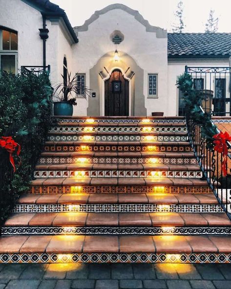 Spanish Style House Exterior, Spanish Style Houses, Mission Revival Homes, Spanish House Exterior, Spanish Style Home Exterior, Spanish Style Exterior, Style Hacienda, Spanish Style Tile, Mission Revival