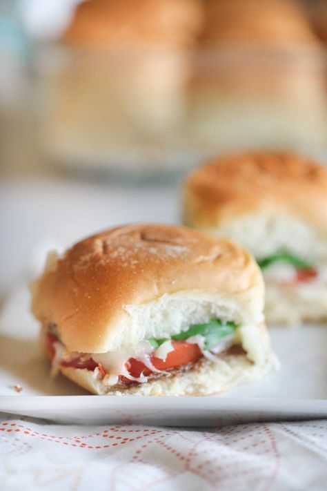 Easy Caprese Sliders Recipe Healthy Sliders, Caprese Sliders, Baked Avocado, Six Sisters Stuff, Dinner Sandwiches, Delicious Lunch, Slider Recipes, Sandwiches For Lunch, Yummy Lunches