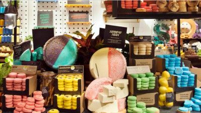 Trending: Lush, M&S, Nestlé Accelerate Plastic-Free Strategies Lush Store, Solid Shampoo Bar, Vegan Bath Products, Lush Products, 타이포그래피 포스터 디자인, Lush Cosmetics, Cruelty Free Cosmetics, Solid Shampoo, Cosmetic Shop