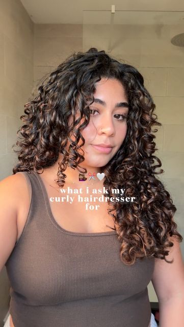 Keisha Kira on Instagram: "This haircut works so well for adding volume and bounce whilst retaining length! 🥰🥰✂️ and also helps encourage more curl definition at my roots 🩷 🩷NAME OF HAIRCUT: rounded perimeter curly hair cut with face framing bangs 🩷 ✨ ROUNDED PERIMETER ✨ U-SHAPE 🧞‍♀️ longer at centre of your back, gets shorter on both sides as you get closer to your face ✨ ROUNDED LAYERS 🧞‍♀️ to avoid a ‘flat back’ 🧞‍♀️ gives a more full and soft overall look 🧞‍♀️ also helps the curls at my crown and close to my root curl a little more as my hair is thicker and heavier here, with a slightly loose curl pattern ✨ GRADUATED LENGTH- FACE TO ENDS 🧞‍♀️ helps blend your bangs into your lengths seamlessly ✨ ✨ FACE FRAMING PIECES/ BANGS If you’re of a similar hair type/thickness/ length Haircuts For Loose Curls, Face Framing Long Layers Curly Hair, Face Framing With Curly Hair, Curly Hair Face Framing Highlights, Curly Hair With Big Forehead, Framing Pieces Curly Hair, Curl Cuts Shapes, Long Layered Face Framing Hair, Curly Hair Framing Pieces