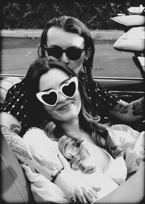 Couple sitting in car in black and white photo. Bride and groom are wearing sunglasses and smiling as bride leans on groom in photo Vintage Vegas Wedding, Wedding Photo Inspo, Vintage Vegas, Car Vintage, Photo Vintage, Vegas Wedding, Photo Inspo, Vintage Car, Lana Del Rey