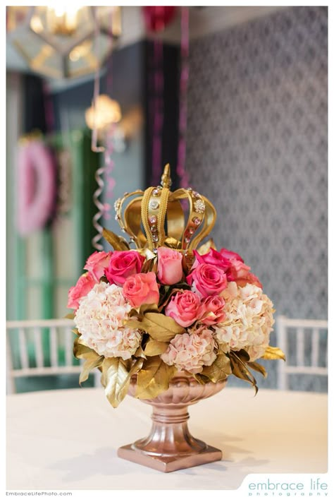 Beautiful and Royal, loving the rose gold vase...and the crown oh la la! Crown With Flowers Centerpiece, Rose Gold Quinceanera Centerpiece Ideas, Crown Centerpiece Ideas, Princess Baby Shower Centerpieces, Royalty Theme Party, Royalty Party, Royal Baby Shower Theme, Rose Gold Vase, Royalty Theme