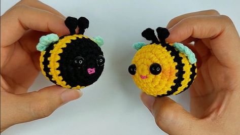 Make a super cute Bee keychain with this easy crochet amigurumi pattern, suitable for all skill levels, great for gifts or decor. Crochet Bee Keychain, Easy Crochet Amigurumi, Bee Keychain, Keychain Amigurumi, Penguin Pattern, Cat Amigurumi, Crochet Bee, Crochet Rose, Yarn Sizes