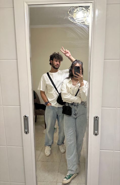 Oversized white shirt and jeans matching White Shirt And Jeans Outfit Couple, White Tee Jeans Outfit, White Tee Jeans, Outfit Couple, Jeans Ideas, Oversized White Shirt, Couple Fits, Engagement Pics, Wide Jeans