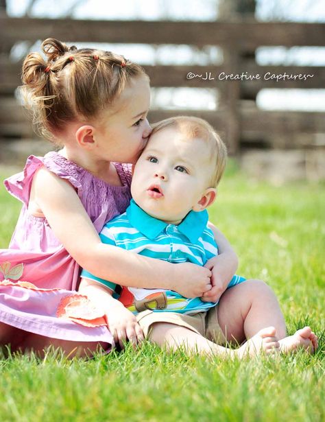 Sibling Birthday Photoshoot, Siblings Photoshoot Ideas, Sibling Shoot, Brother Poses, Birthday Photoshoot Ideas Boys, Brother Sister Pictures, Mom Photo Shoots, Kid Portraits, Baby Holiday Photos