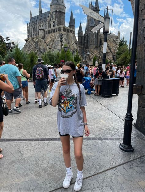 Universal Characters Outfit, Couples Universal Studios Outfits, Universal Park Outfit Ideas, Harry Potter Disney Outfit, Slytherin Outfit Universal Studios, Harry Potter Orlando Outfit, Fall Universal Studios Outfit, Disney And Universal Outfits, Theme Park Outfits Universal Studios