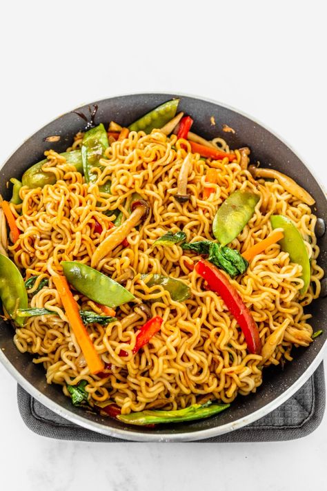 Ramen Stir Fry - My Incredible Recipes Roman Noodle Stir Fry, Ramen Stir Fry Recipes, Cabbage Ramen, Roman Noodles, Ramen Noodle Stir Fry, Ramon Noodles, Noodles Stir Fry, Fried Ramen, Peppers And Mushrooms