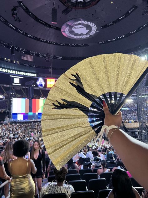 Gold fan with cricut-ed vinyl black and red cut outs of hands Beyoncé Aesthetic, Beyonce Concert Outfit, Funny Celebrity Pics, Beyonce Concert, Cowboy Carter, College Event, Beyonce Fans, Start Screen, Queen Bey