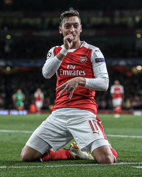 Most chances created in a single PL game ✅ Most chances created in a single PL season ✅ Ozil Mesut, David Beckham Hairstyle, Ronaldo Quotes, Football Players Photos, Madrid Football, Football Players Images, Soccer Event, Arsenal Players, Best Football Players